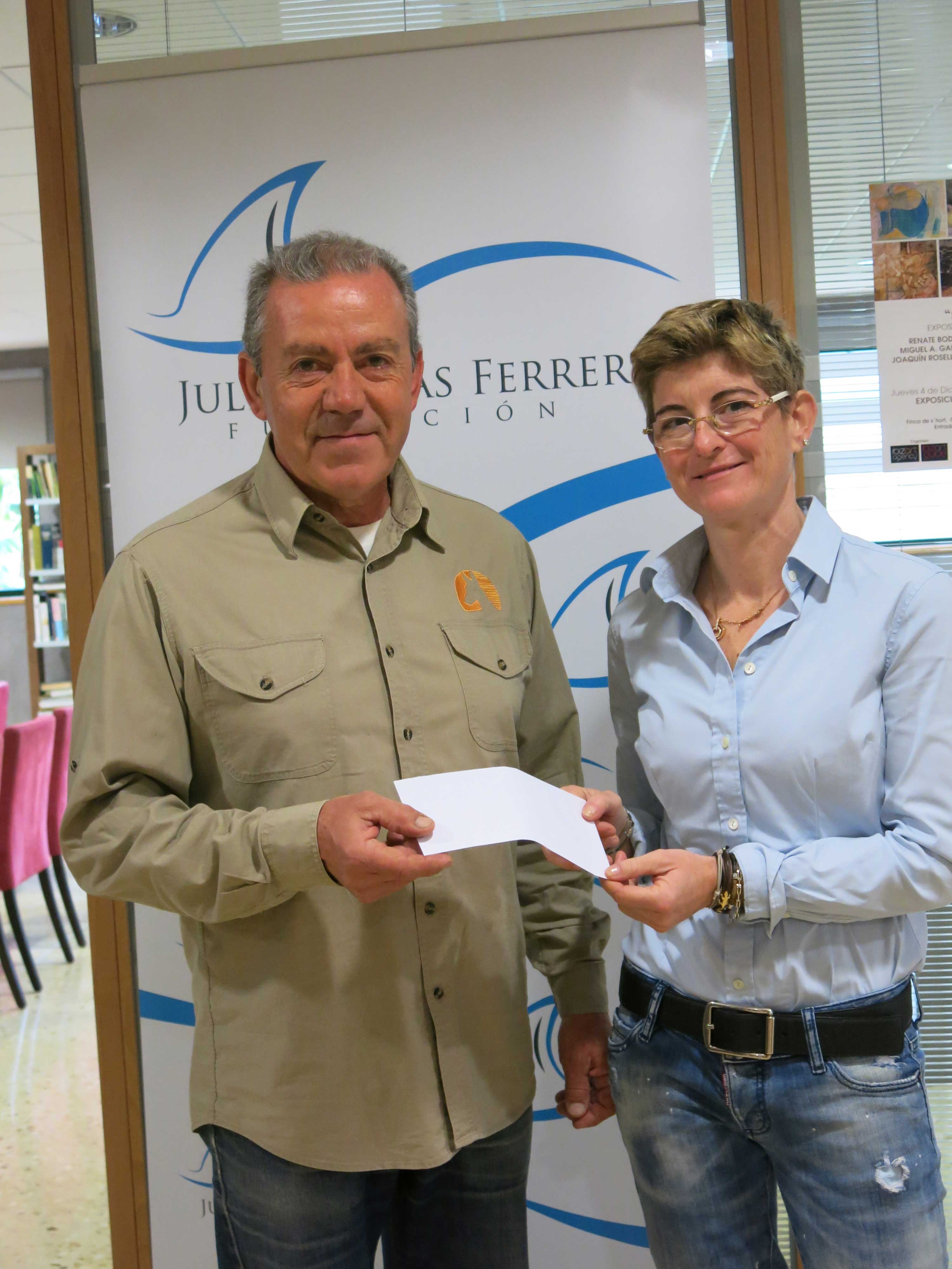 Marta Vilás entregando donativo a D. Antonio Serra.